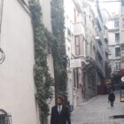 Birkan Sokullu durante un rodaje en Estambul en 2020, fotografía de archivo