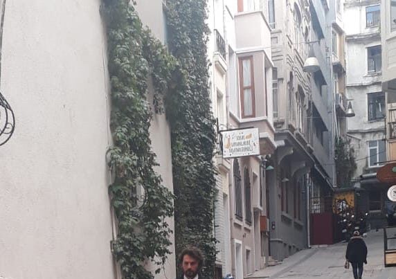 Birkan Sokullu durante un rodaje en Estambul en 2020, fotografía de archivo