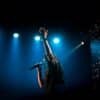 Músico sobre el escenario, imagen ilustrativa de una historia musical. Foto: Chris / Unsplash.