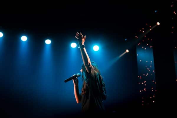 Músico sobre el escenario, imagen ilustrativa de una historia musical. Foto: Chris / Unsplash.