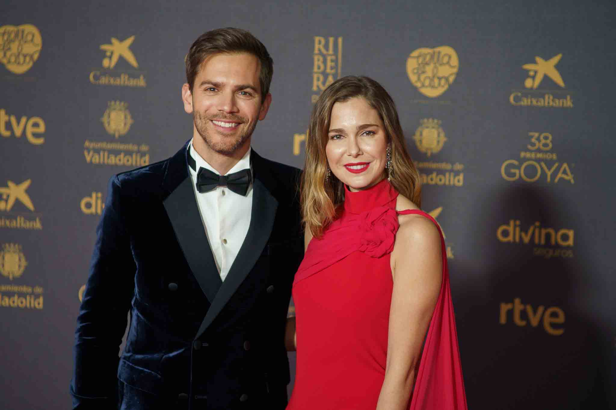 Natalia Sánchez junto a Marc Clotet en la alfombra roja de los Goya 2024