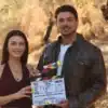 Özge Yağız y Halit Özgür Sarı posan con la claqueta de Tell Me Troy durante el rodaje