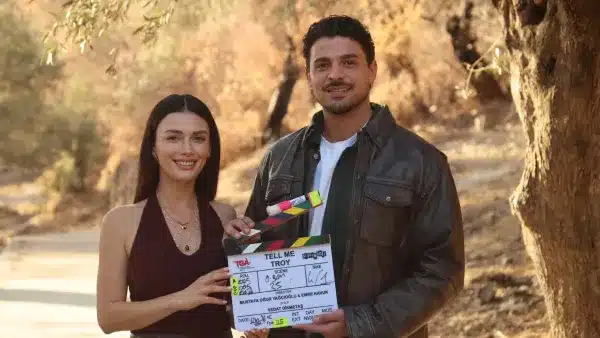 Özge Yağız y Halit Özgür Sarı posan con la claqueta de Tell Me Troy durante el rodaje
