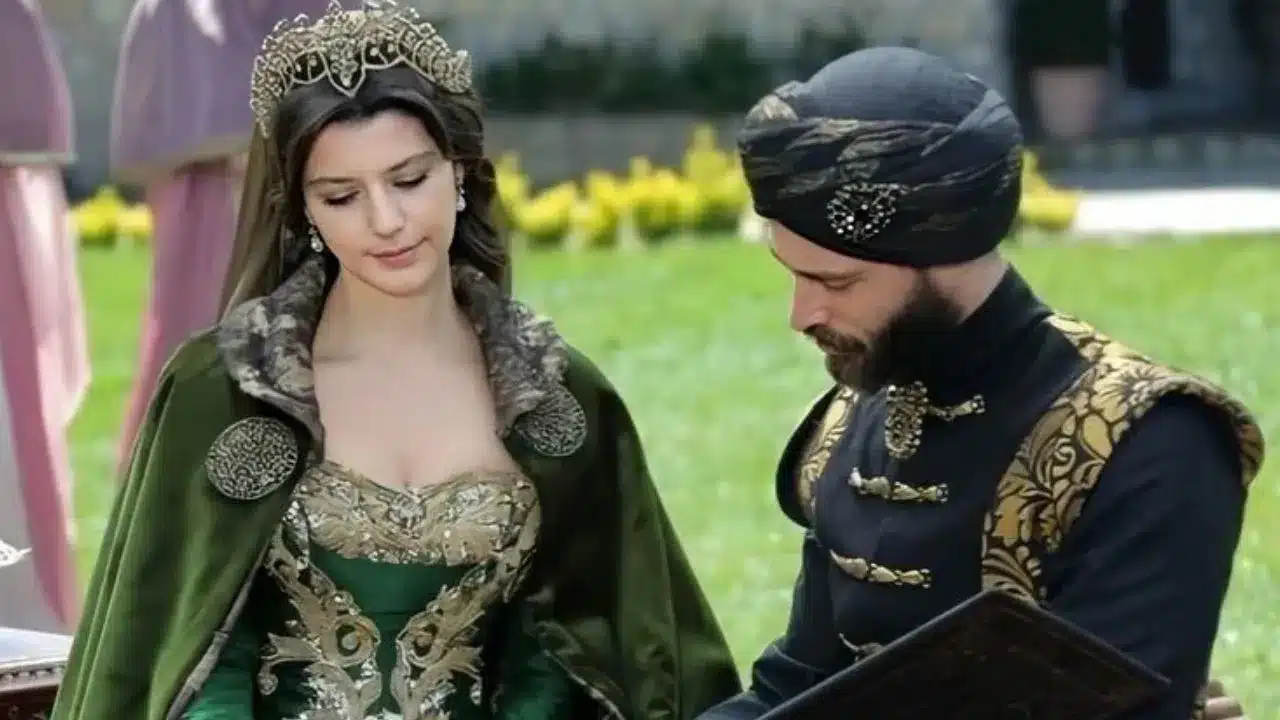 Beren Saat y Ekin Koç vuelven a trabajar juntos diez años después de Kösem: así será Tüm Yorgun Atlar